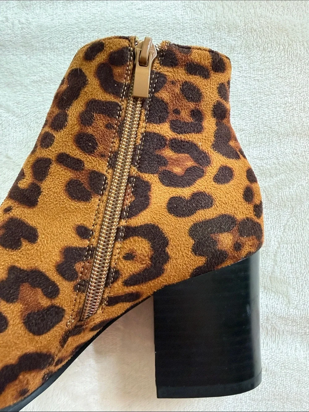 Refresh Leopard Print Pointed Toe Block Heel Ankle Booties Size 7